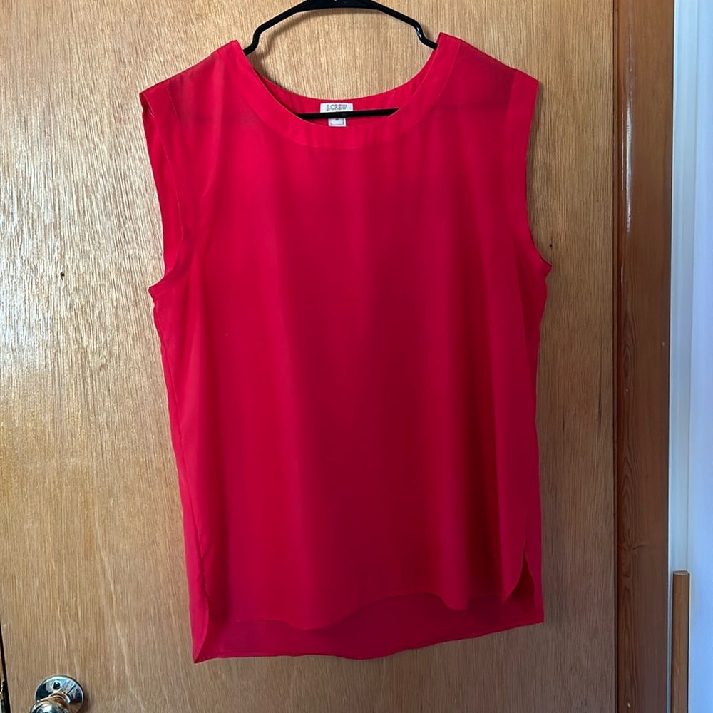 EUC sleeveless pink tank. Easy to dress up or down.